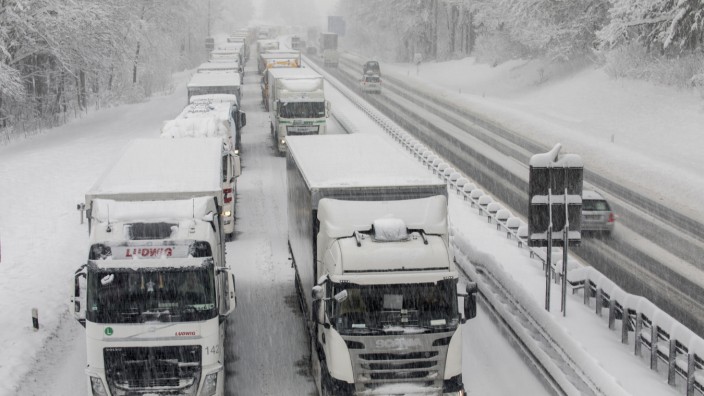 Verkehr: Lastwagen im Schnee auf der Autobahn 8 zwischen München und Salzburg 2019.