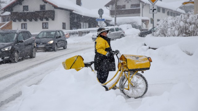 Wetterlage: Es gibt derzeit angenehmere Jobs als den der Postbotin zu Fahrrad.