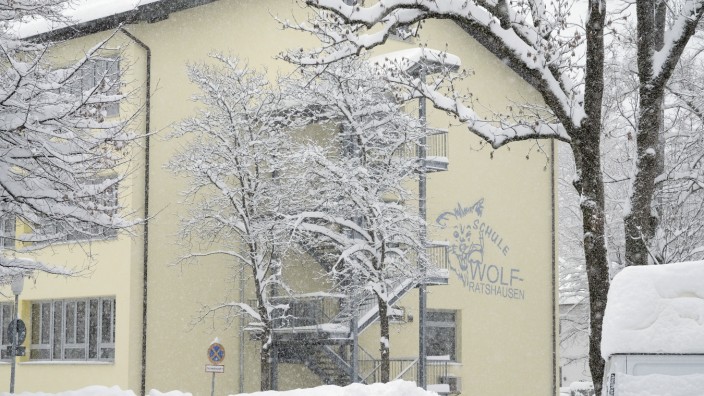 Die Schüler müssen wieder ran: Die Grund- und Mittelschule Wolfratshausen war wie alle staatlichen Schulen bis Dienstag wegen des Schnees geschlossen.