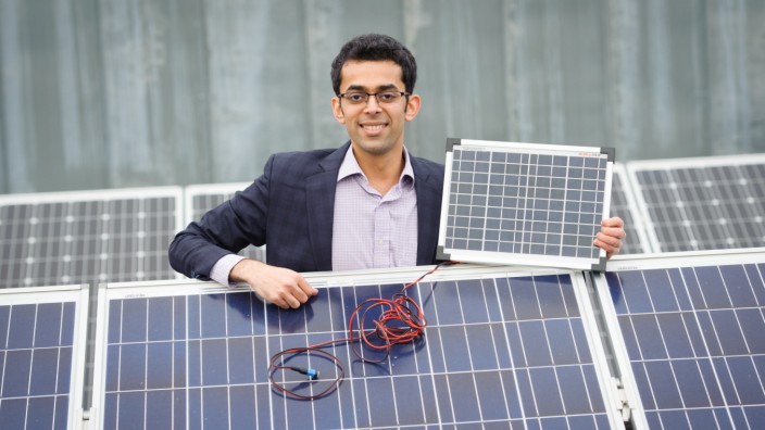 Erfindungsgeist: Tragbare Energie: Denim D'costa will mit seiner Erfindung verhindern, dass Menschen in seiner Heimat Indien und anderen Entwicklungsregionen ohne Elektrizität leben müssen.