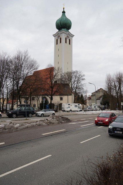 Ramersdorf: Größere Verkehrsinsel: Der Ortskern mit der Wallfahrtskirche Maria Ramersdorf ist nahezu Tag und Nacht von Autos eingekreist.