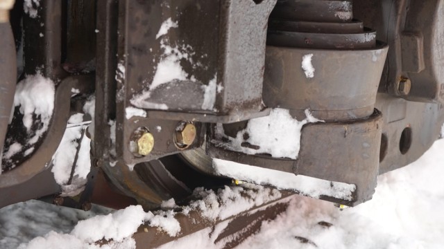 Altenerding: Mittels hydraulischer Heber soll der Zug wieder auf die Gleise gesetzt werden.