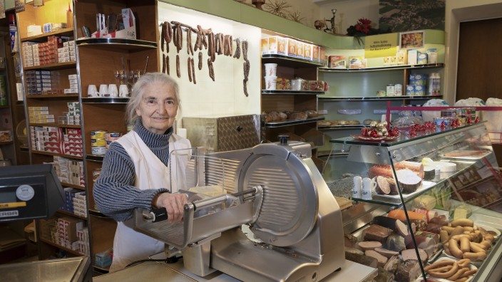 Lebensmittel Auer: Lidwina Auer versorgt ihre Kunden mit Käse- und Wurstsemmeln, aber auch mit allen sonstigen Dingen des täglichen Bedarfs - wie zum Beispiel einem gepflegten Tratsch. Ihren Laden gibt es in der Form seit 1957.