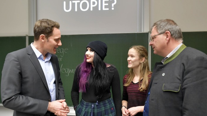Umweltprojekt: Selbstständig haben Elisabeth Hartmann und Katharina Kröbel den Fraktionsvorsitzenden der bayerischen Grünen und den Unterhachinger Bürgermeister zur Diskussion in die Schule eingeladen.