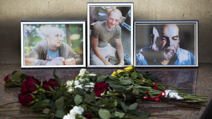 Tod in der Zentralafrikanischen Republik: Diese Bilder von Alexander Rastorguyev (v.l.), Kirill Radchenko and Orkhan Dzhemal erinnern in Moskau an die ermordeten Journalisten.