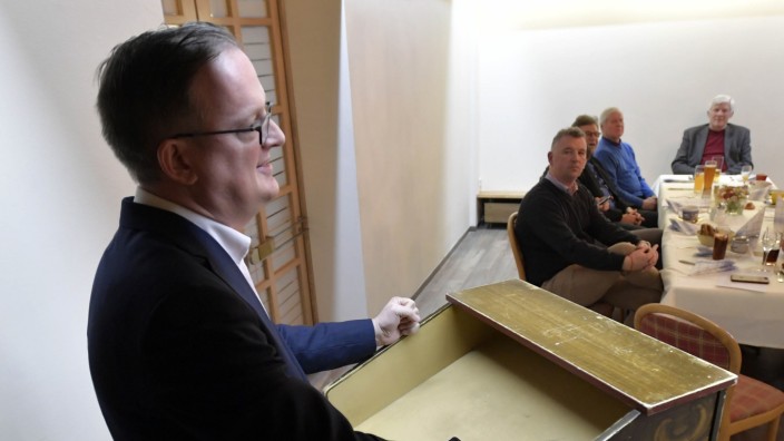 FDP vor den Wahlen: Schwört die Liberalen auf die bevorstehenden Wahlkämpfe ein: Hannes Hartung (links), Kandidat im Landkreis für die Europawahl.