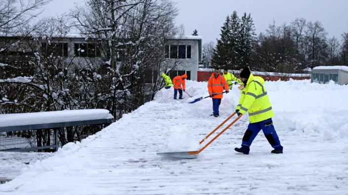 Wie die Schneemassen bewältigt werden: In Geretsried sind alle Turnhallen vom Schnee befreit worden, hier die der Karl-Lederer-Mittelschule.