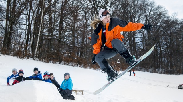 Wintersport: Bewundernde Blicke zieht Jule Schmid mit ihrem Snowboard auf sich.
