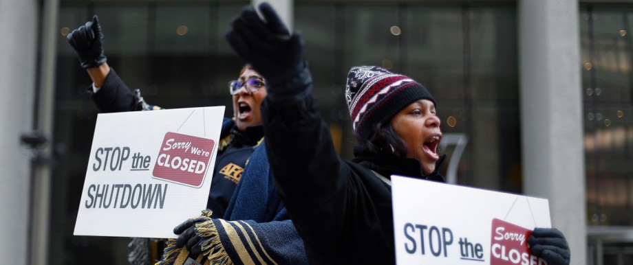 Shutdown in den USA: Behördenmitarbeiterinnen in Detroit protestieren gegen den Shutdown