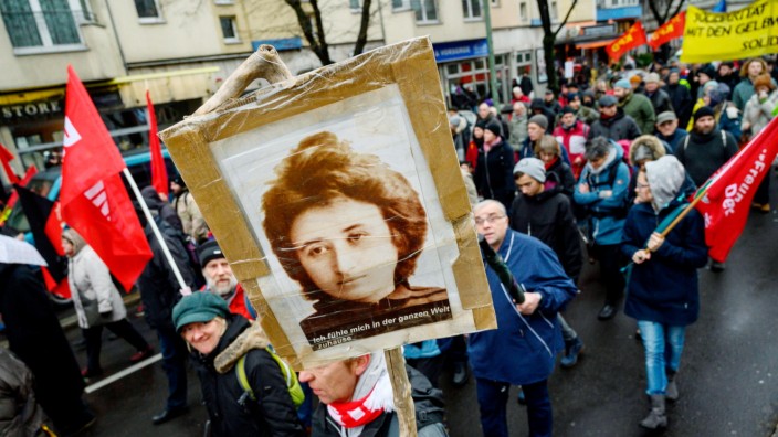 Rosa Luxemburg: Marsch linker Parteianhänger zur Gedenkstätte der Sozialisten in Berlin-Friedrichsfelde