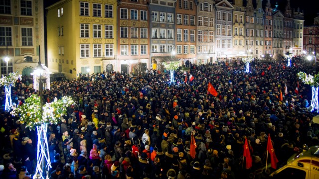 Danzig - Tausende Menschen gingen nach dem Mord an Bürgermeister Pawel Adamowicz auf die Straße