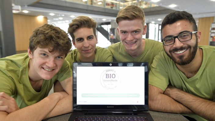 Ottobrunn: Jonathan, Kerim, Julis und Mahdi (von links) bilden im Projektseminar Business at School ein Team.