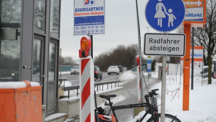 Gräfelfing: Vor allem für Radler und Fußgänger ist die Kreuzung Pasinger Straße, Kleinhaderner Weg und Lochhamer Straße unübersichtlich und gefährlich.