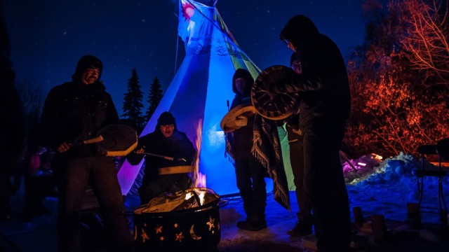 Winter in Kanada: Trommeln, Gesang, Tipidorf: Bei einem Festival im Februar wird die Legende vom Fliegenden Kanu nachgespielt.