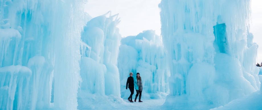 Zwei Frauen gehen durch das Ice Castle in Edmonton, Kanada.