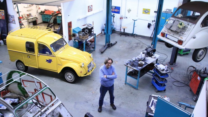 Kult-Auto Citroën C2: Der Herr der Enten in seiner Werkstatt: Der gelbe Post-Lieferwagen links hinten ist Thomas Franz’ jüngste 2CV-Errungenschaft.