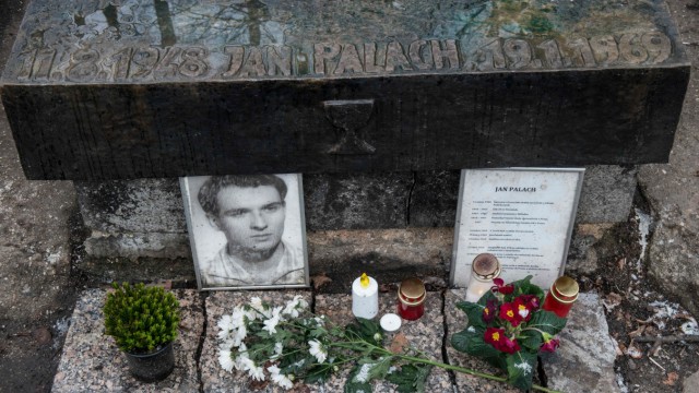 Ein Bild und seine Geschichte: Jan Palachs Grab in Prag-Olšany.