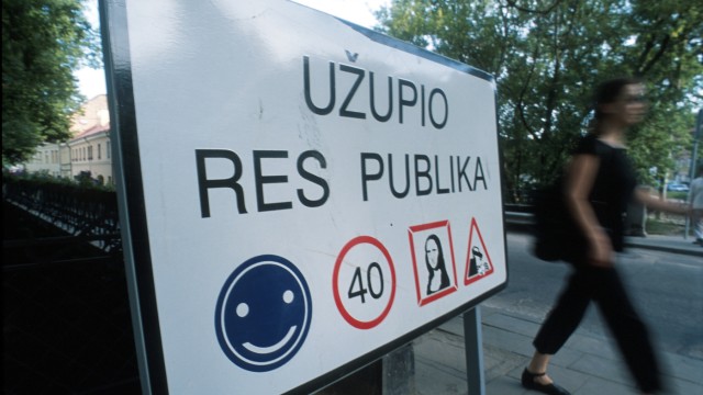 Diplomatie: Ein Schild markiert den "Grenzübertritt" zur Republik Užupis.