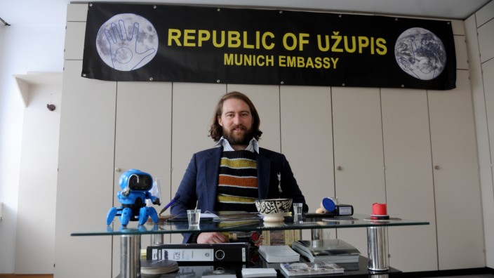 Diplomatie: Botschafter Max Haarich in seinem Büro in der Alten Akademie. Der Roboter auf dem Tisch ist nicht etwa Konsul Roboy, sondern lediglich ein billiges Spielzeug.