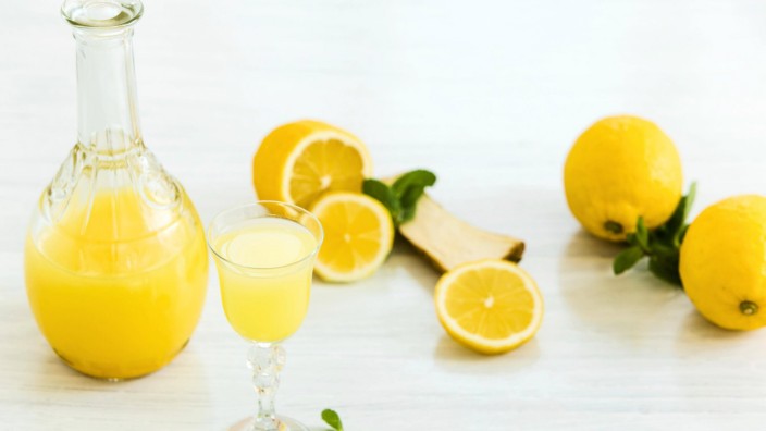 Italian traditional liqueur limoncello with lemon PUBLICATIONxINxGERxSUIxAUTxONLY Copyright xmaster