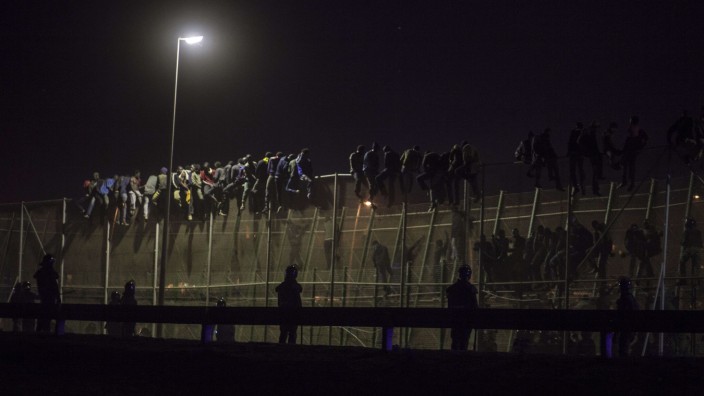 Migration: Die Grenzanlage an der spanischen Exklave Melilla: Im August 2014 haben Afrikaner sie überwunden und wurden von der spanischen Polizei zurückgeschickt.