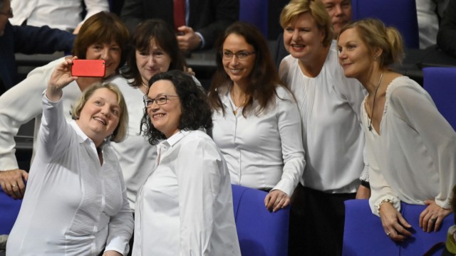 100 Jahre Frauenwahlrecht: Die SPD-Frauen sind mit weißen Blusen im Bundestag erschienen - in Anlehnung an die weißen Kleider der Suffragetten.