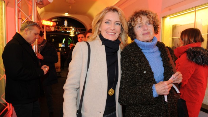 Neue Sky-Serie "Der Pass": Maria Furtwängler mit ihrer Mutter Kathrin Ackermann - später bei der Premierenfeier bekommen die beiden Damen noch zotteligen Besuch.