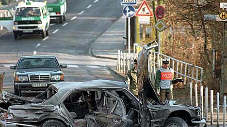 Rote Armee Fraktion: Völlig zerstört: Die Limousine von Alfred Herrhausen nach dem RAF-Bombenanschlag in Bad Homburg