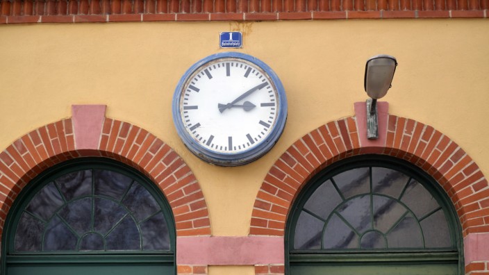 Bahnhof Deisenhofen: Die Uhr am Bahnhofsgebäude in Deisenhofen zeigt zu jeder Tages- und Nachtzeit zehn nach drei.