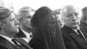 Der damalige Bundeskanzler Helmut Schmidt (li.) und Bundespräsident Walter Scheel (re.)neben der Witwe des ermorderten Bankiers Jürgen Ponto, Ignes Ponto, bei einer offiziellen Trauerfeier nach dessen Ermordung in der Paulskirche in Frankfurt.