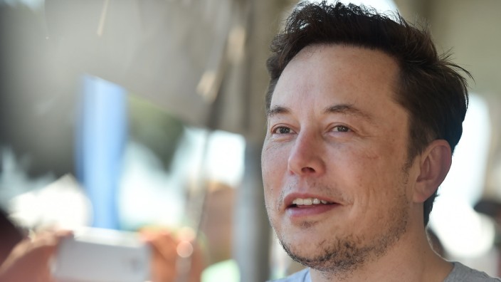 Elon Musk shows off prototype of Mars-bound rocket, Starship
