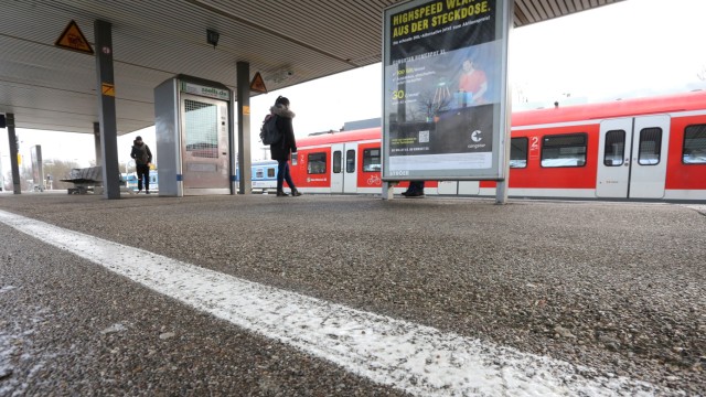 Blinde Menschen in Freising: Blinden Menschen können sie das Leben schwer machen: Bahnsteigkanten ohne Leitlinien.