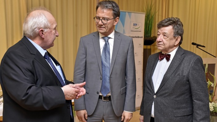 Fürstenfeldbruck: Empfang bei der Seniorenunion: Ludwig Gascher (links) und Horst Jirgl (rechts; beide vom Vorstand) mit Landrat Thomas Karmasin.