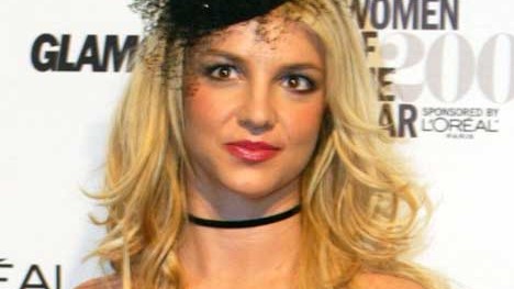 BMG-Sony-Fusion: Das ist Britney Spears - alias: Die Schwarze Witwe - in dem bescheuersten Hütchen der Popgeschichte. Allein das ist traurig genug.