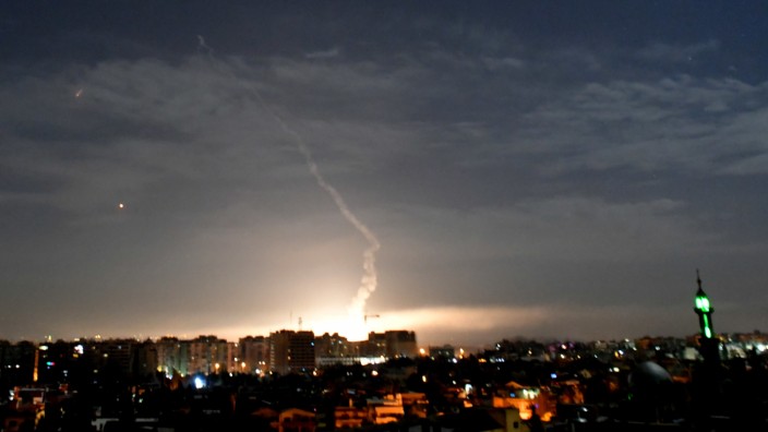 Syrien: Syrische Luftabwehr am Himmel über Damaskus: Israels Armee führt seit Jahren Angriffe im benachbarten Syrien aus.