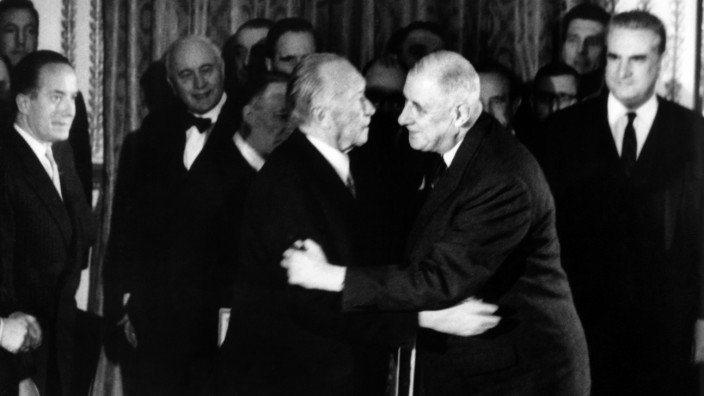 Deutsch-französische Beziehungen: Bundeskanzler Konrad Adenauer (li.) und der französische Präsident Charles de Gaulle bei der Unterzeichnung des Élysée-Vertrages 1963 in Paris.