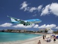 Flugzeug Boeing 747 KLM im Landeanflug direkt über dem Strand St Maarten Sint Maarten Karibik