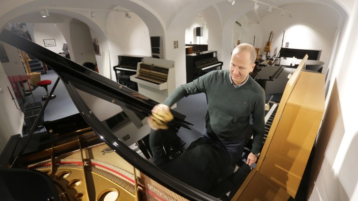 Inhabergeführte Geschäfte: Mathias Pfefferkornverkauft und vermietetMusikinstrumente undberät seine Kunden.