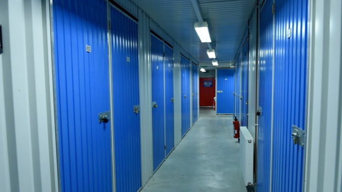 Selfstorage: Ein Lagerhaus mit 1400 Abteilen: Wer zuhause zu wenig Platz hat, kann hier einen Containerraum mieten, um seine Sachen zu verstauen.