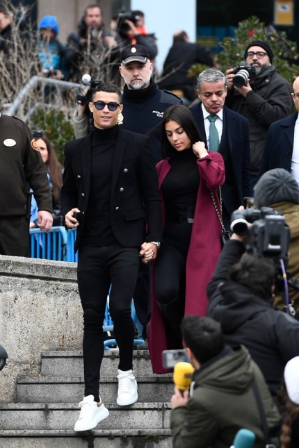 Ronaldo: Cristiano Ronaldo verlässt das Gericht Hand in Hand mit seiner Freundin Georgina Rodriguez.