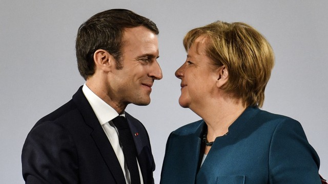 Deutsch-italienische Beziehungen: Bei der Unterzeichnung des Vertrages von Aachen 2019: Frankreichs Präsident Emmanuel Macron und die damalige Kanzlerin Angela Merkel.