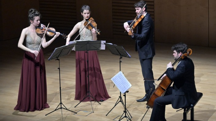 Musik: Die beiden Violinistinnen im (teils glitzernden) Partnerlook, die Männer im Anzug: Das Aris Quartett brillierte aber vor allem musikalisch.