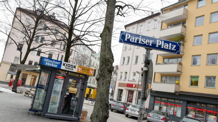 Haidhausen: Der "Platzsegen" hängt zum Glück nicht mehr ganz so schief in Haidhausen: Der Kiosk auf dem Pariser Platz hat wieder offen.