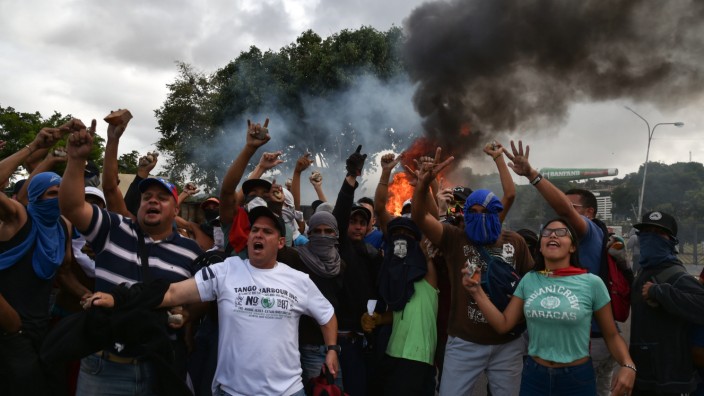 Leserdiskussion: Bei Massenprotesten gegen Maduro sind 13 Menschen ums Leben gekommen.