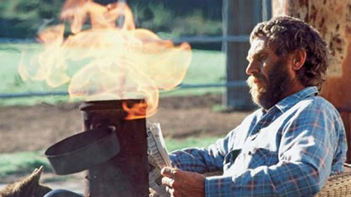 Steve McQueen privat: Die Grillsaison ist eröffnet: Steve McQueen hält das Feuer am Brennen.