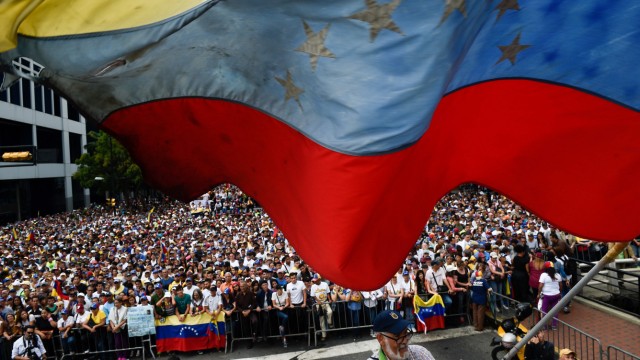 Venezuela: Genug vom wirtschaftlichen Niedergang: Tausende Venezolaner demonstrieren bei einer Kundgebung in der Hauptstadt Caracas gegen die Politik von Präsident Nicolás Maduro. Sie hoffen, dass sich Oppositionsführer Juan Guaidó im Machtkampf durchsetzt.