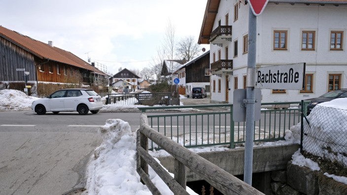 Sorge der Eltern: An der Einmündung zur Bachstraße müssen Kinder aus dem Osten Münsings auf dem Schulweg die Hauptstraße überqueren - und dabei sehr aufpassen. Einen Zebrastreifen lehnt das Landratsamt ab.