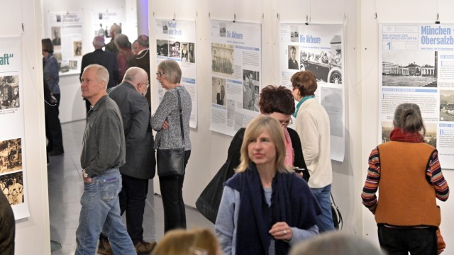 Pullach: Gleich am ersten Sonntag kommen 120 Besucher, um die Ausstellung anzuschauen.