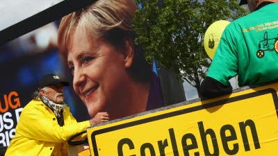 Endlager-Debatte: Anti-Atom-Demonstranten in Berlin vor einem Wahlkampfplakat der CDU: Die SPD zwingt Kanzlerin Merkel in eine neue Endlager-Debatte.