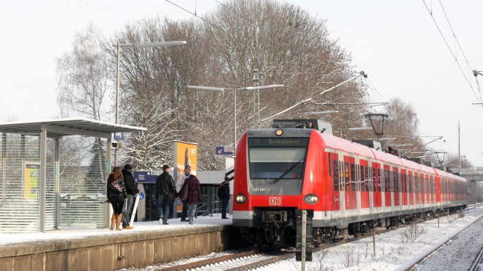 Eching: Am Echinger Bahnhof soll die Radstraße nach Oberschleißheim, die derzeit in Planung ist, einmal enden. Die Bahnstrecke müssen Radfahrer dabei öfter kreuzen.
